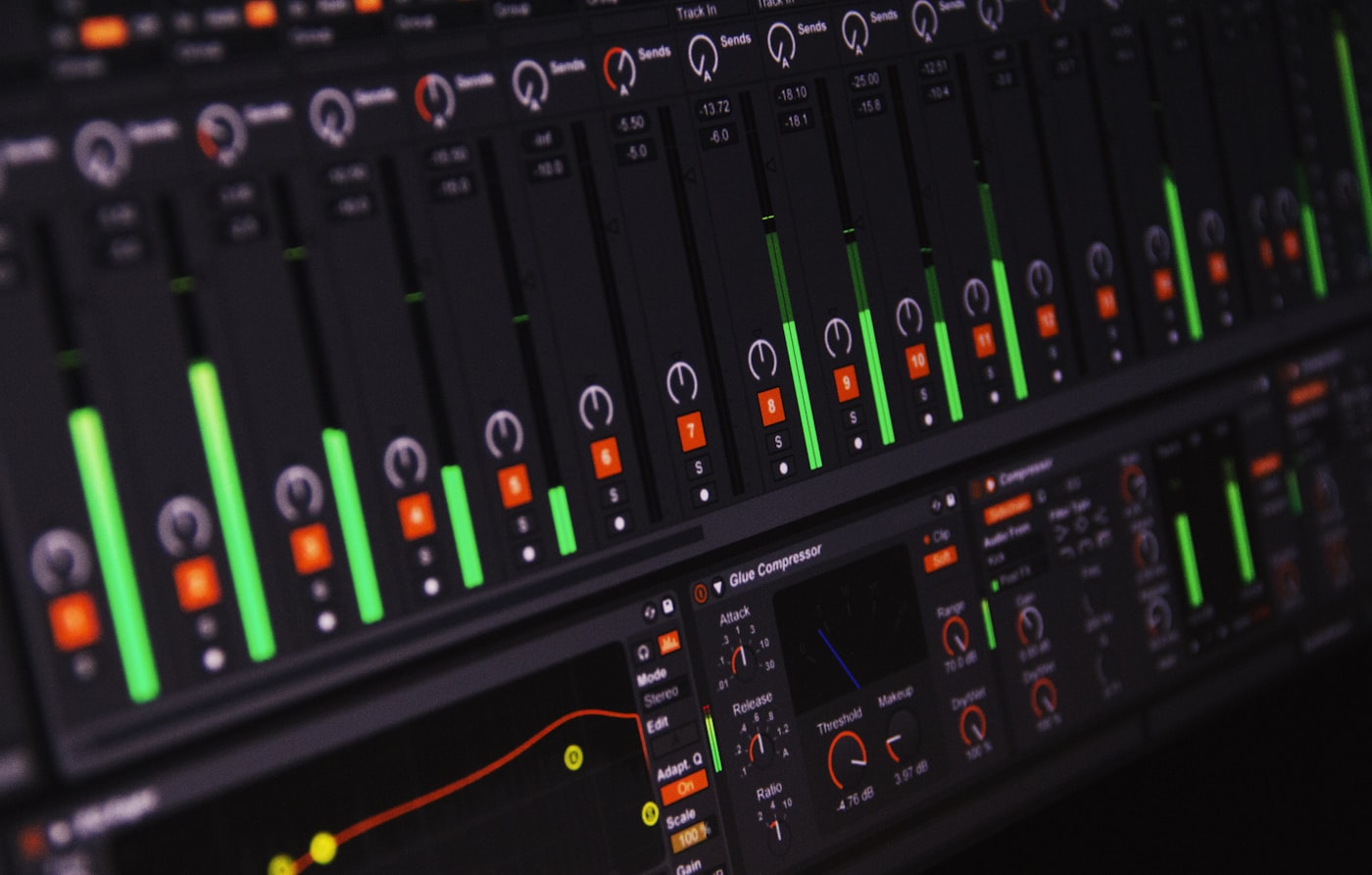 Vue mixer d'un DAW avec faders, niveaux et plugin compresseur ouvert